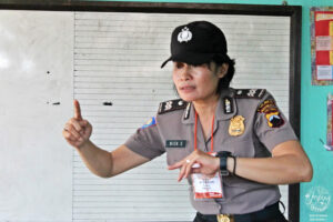 Ibu Wien (Polisi) yang memberi motivasi untuk meraih cita-cita setnggi langit.